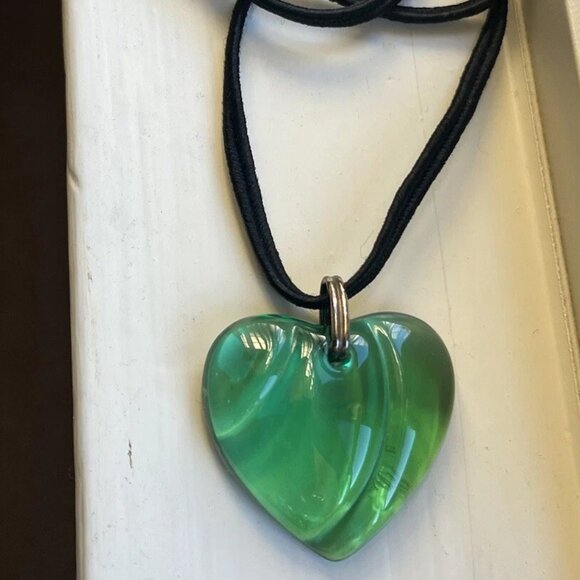 Baccarat Green Crystal Heart Necklace With Pouch - Picture 3 of 7